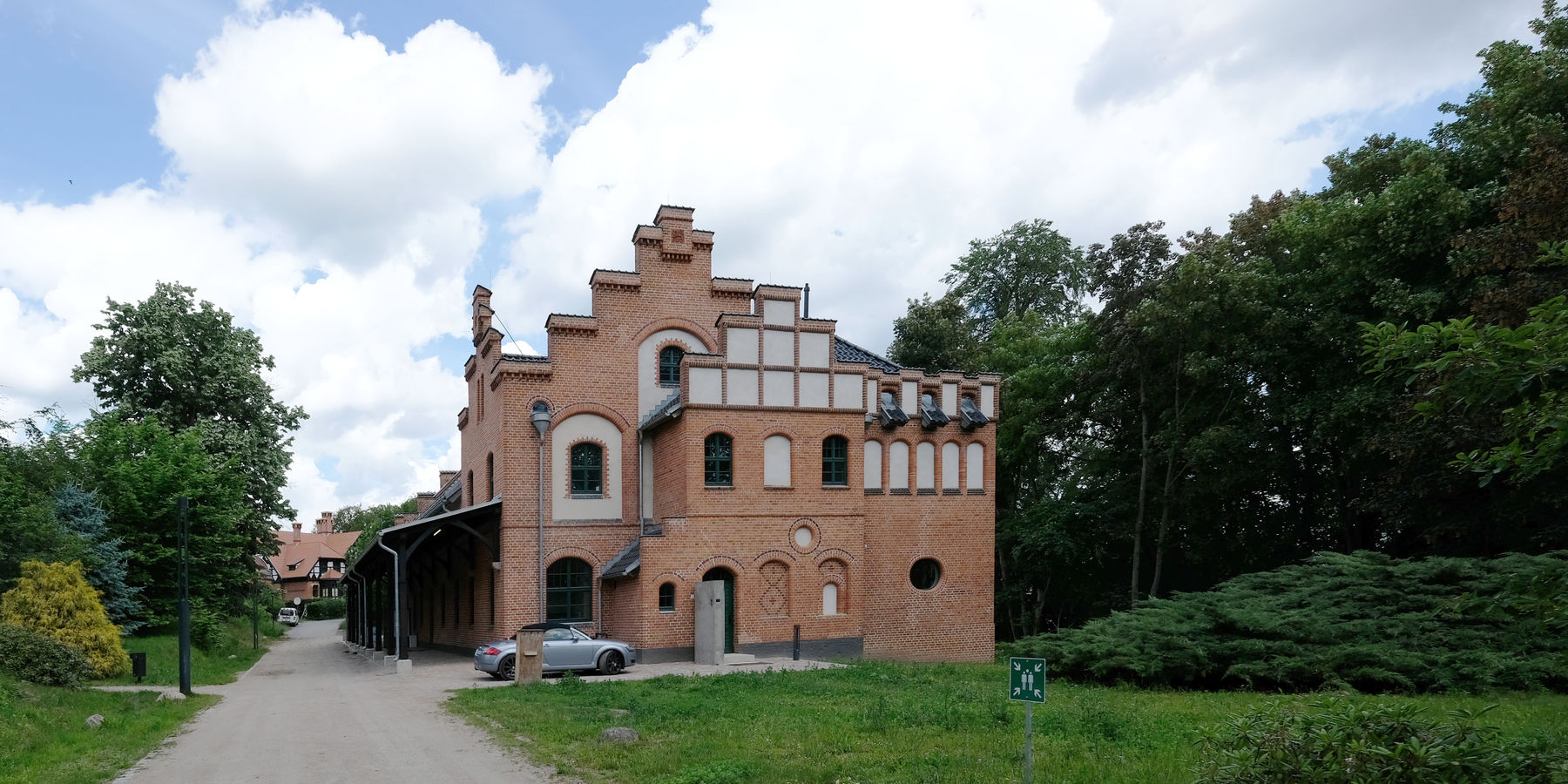 Giebelansicht von der Straßenseite © 2026 SBL Schwerin