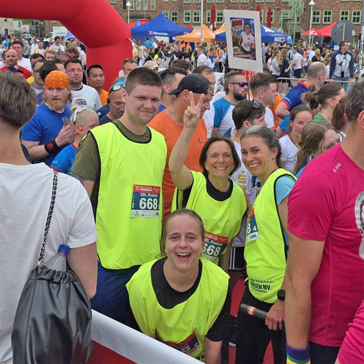Die Freude vor dem Start! von links: Lukas Schlese, Melanie Oswald, Diana Prinz-Köhlmann, Sarah Schmalfeldt © 2026 SBL Rostock