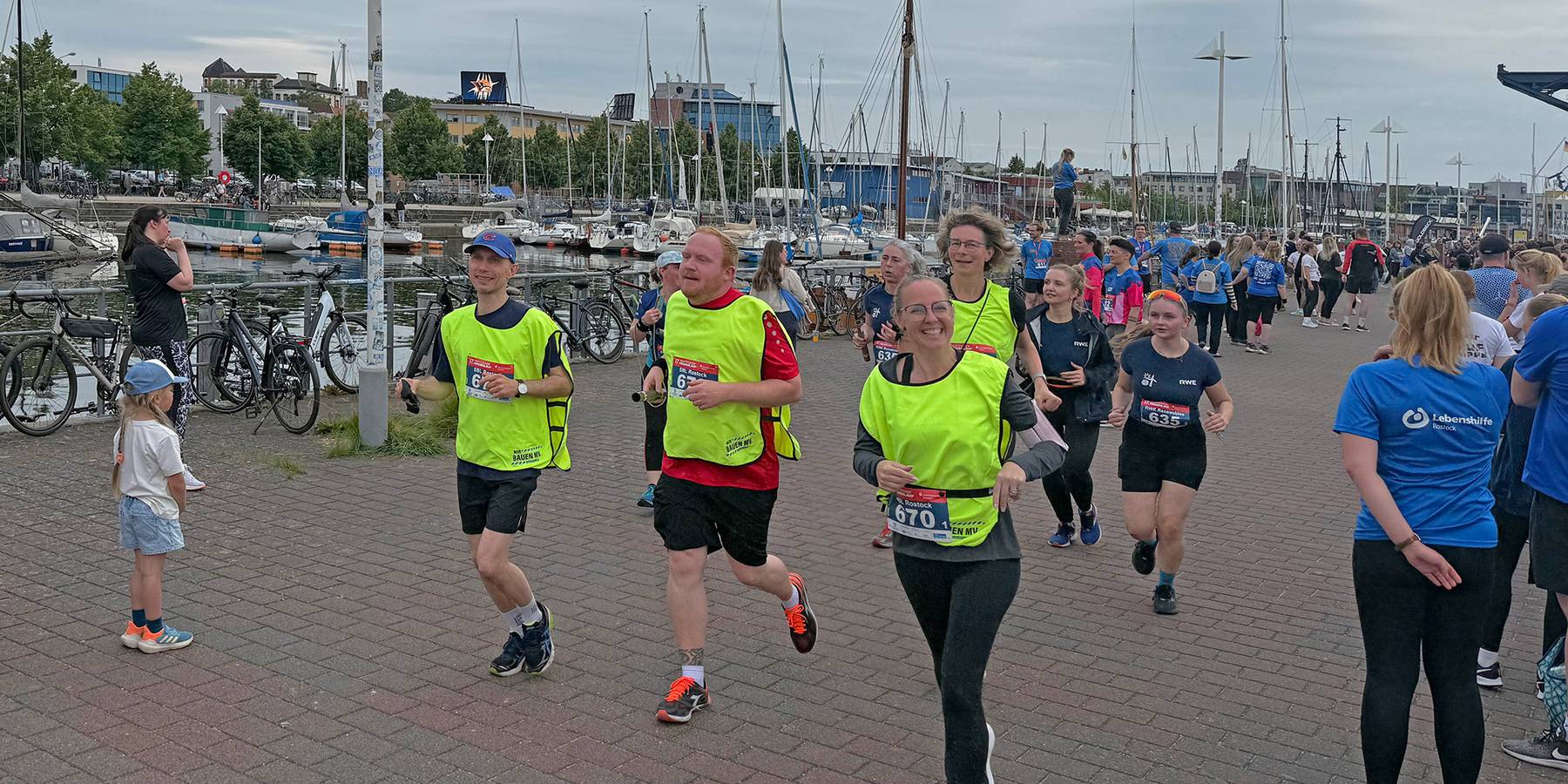Zieleinlauf Team  EU-weite Vergabe : Stefan Herold, Bobby Hempel, Anne Breuer (vorn) Claudia Zernahle (hinten). © 2026 SBL Rostock