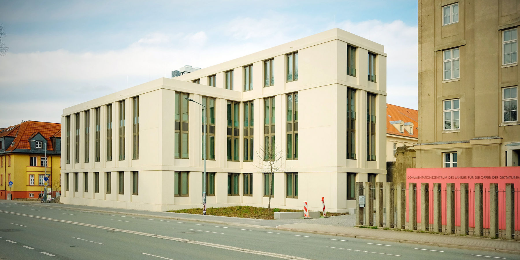 Straßenansicht des Neubaus am Justizzentrum © 2026 SBL Schwerin