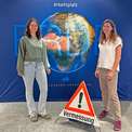 Arbeitsplatz Erde - als Geodätin in der SBL-MV: Caroline Herrmann und Manuela Dahm beim Tag der Geodäsie 2026 in Rostock © 2026 Christian Hoffmann (SBL-MV / Ministerium für Finanzen und Digitalisierung MV)