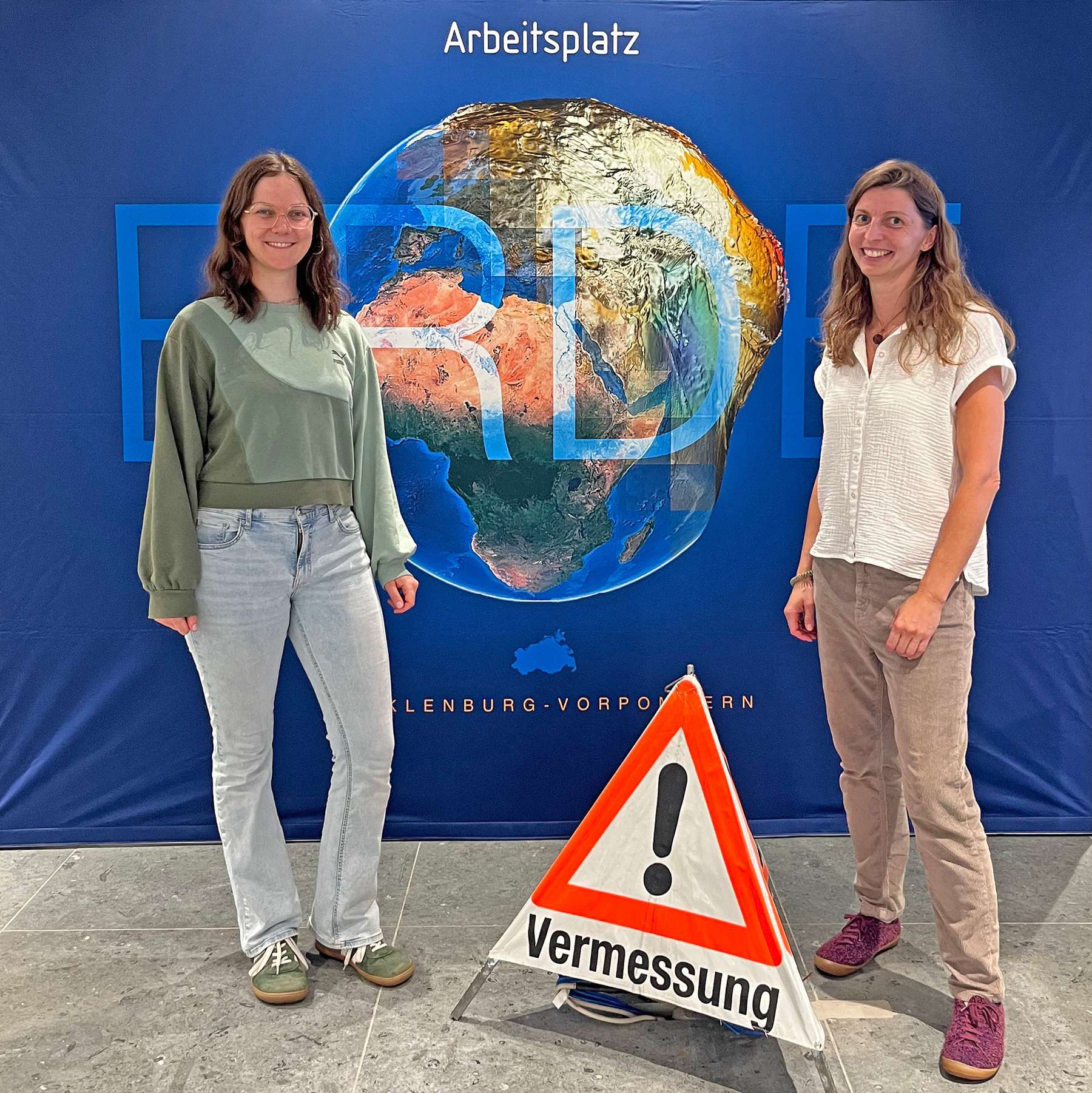 Arbeitsplatz Erde - als Geodätin in der SBL-MV: Caroline Herrmann und Manuela Dahm beim Tag der Geodäsie 2026 in Rostock © 2026 Christian Hoffmann (SBL-MV / Ministerium für Finanzen und Digitalisierung MV)