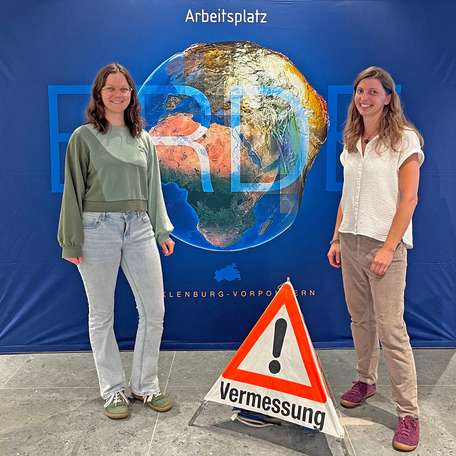 Arbeitsplatz Erde - als Geodätin in der SBL-MV: Caroline Herrmann und Manuela Dahm beim Tag der Geodäsie 2026 in Rostock © 2026 Christian Hoffmann (SBL-MV / Ministerium für Finanzen und Digitalisierung MV)