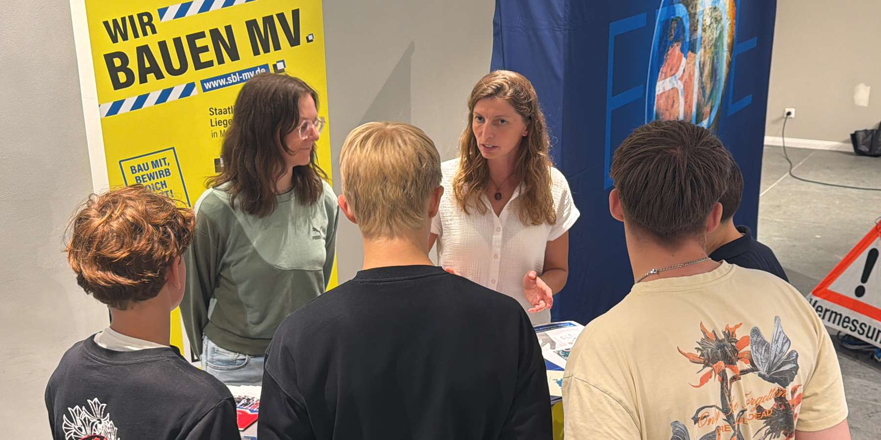 Interessant! Alle Altersgruppen interessierten sich auch am Stand der SBL-MV zum Thema Geodaten. © 2026 Christian Hoffmann (SBL-MV / Ministerium für Finanzen und Digitalisierung MV)