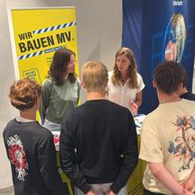 Interessant! Alle Altersgruppen interessierten sich auch am Stand der SBL-MV zum Thema Geodaten. © 2026 Christian Hoffmann (SBL-MV / Ministerium für Finanzen und Digitalisierung MV)
