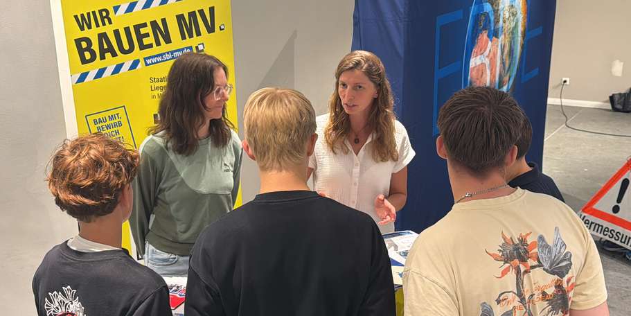 Interessant! Alle Altersgruppen interessierten sich auch am Stand der SBL-MV zum Thema Geodaten. © 2026 Christian Hoffmann (SBL-MV / Ministerium für Finanzen und Digitalisierung MV)