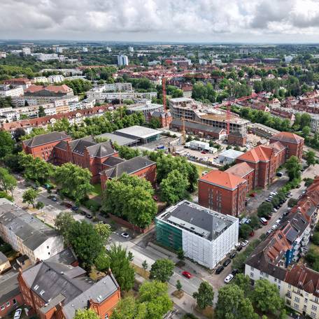 Blick auf den Campus Ulmenstraße Ende Juni 2026 - im Vordergrund, weiß eingehüllt, das Haus 2. © 2026 Christian Hoffmann (SBL-MV / Ministerium für Finanzen und Digitalisierung MV)
