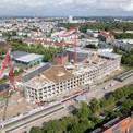 Blick auf den Campus Ulmenstraße Ende Juni 2026 - Rohbau des Neubaus im Vordergrund. © © 2026 Christian Hoffmann (SBL-MV / Ministerium für Finanzen und Digitalisierung MV)