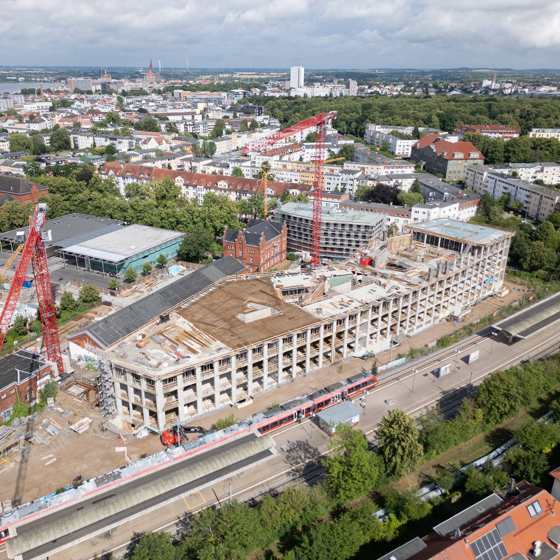 Blick auf den Campus Ulmenstraße Ende Juni 2026 - Rohbau des Neubaus im Vordergrund. © © 2026 Christian Hoffmann (SBL-MV / Ministerium für Finanzen und Digitalisierung MV)