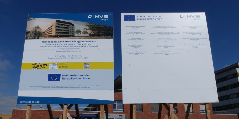 Bauschild mit Informationen zum Bauvorhaben © 2026 SBL Greifswald