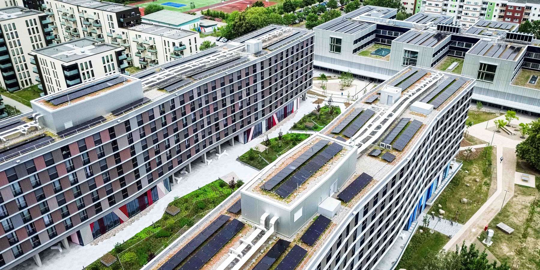 Wohngebäude vorn, Lehrgebäude dahinter © 2026 Zollverwaltung