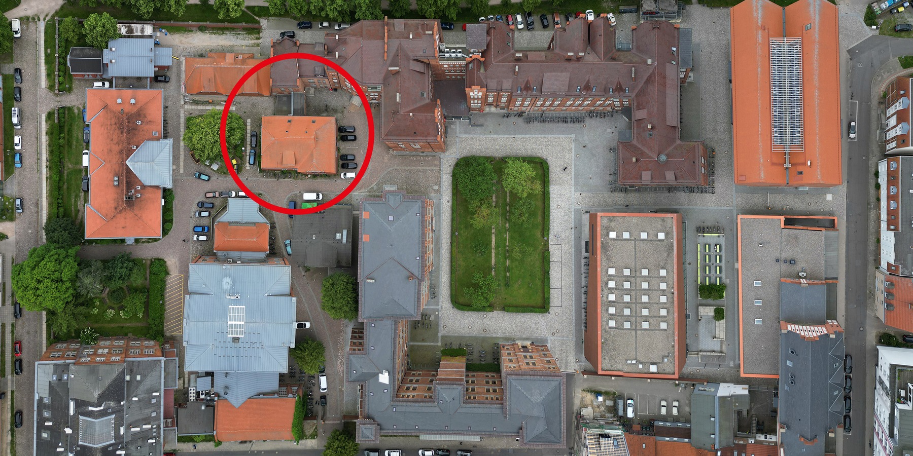 Luftbild Campus mit Kennzeichnung des Gebäudes Ernst-Lohmeyer-Platz 2 © 2024 Christian Hoffmann FM M-V