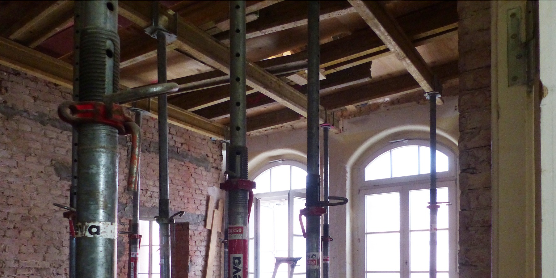 Bautenstand Juli 2026: Flur im Obergeschoss - erforderliche Deckenauswechselung © 2026 SBL Greifswald