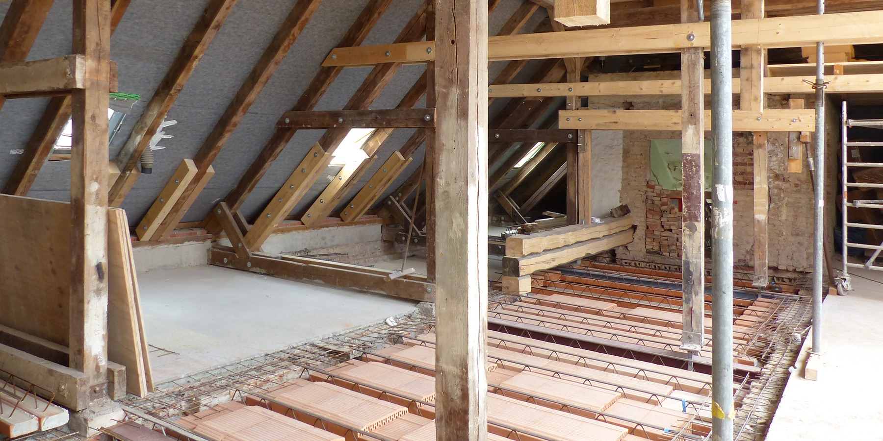 Bautenstand Juli 2026: entkerntes Dachgeschoss mit Ergänzung bzw. Ertüchtigung der Dachkonstruktion und Neueinbau Deckenbereich über Obergeschoss © 2026 SBL Greifswald