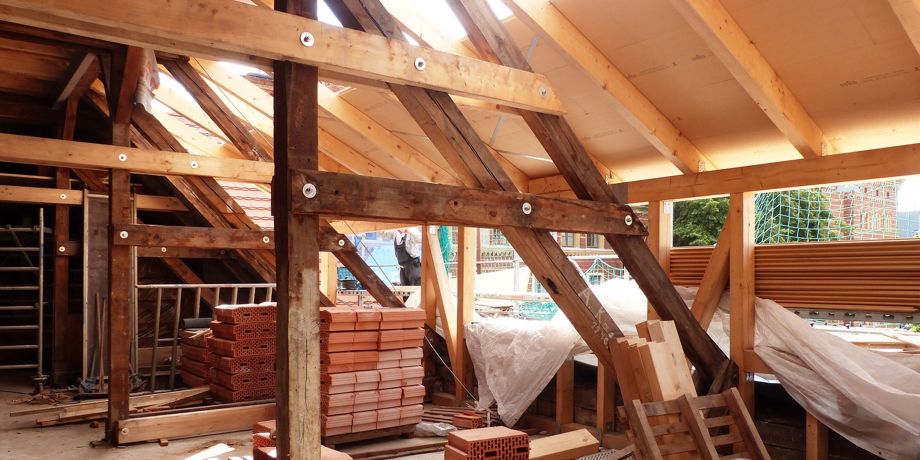 Bautenstand Juli 2026: entkerntes Dachgeschoss mit Ergänzung bzw. Ertüchtigung der Dachkonstruktion und Neueinbau einer großen Gaube auf der Südseite © 2026 SBL Greifswald