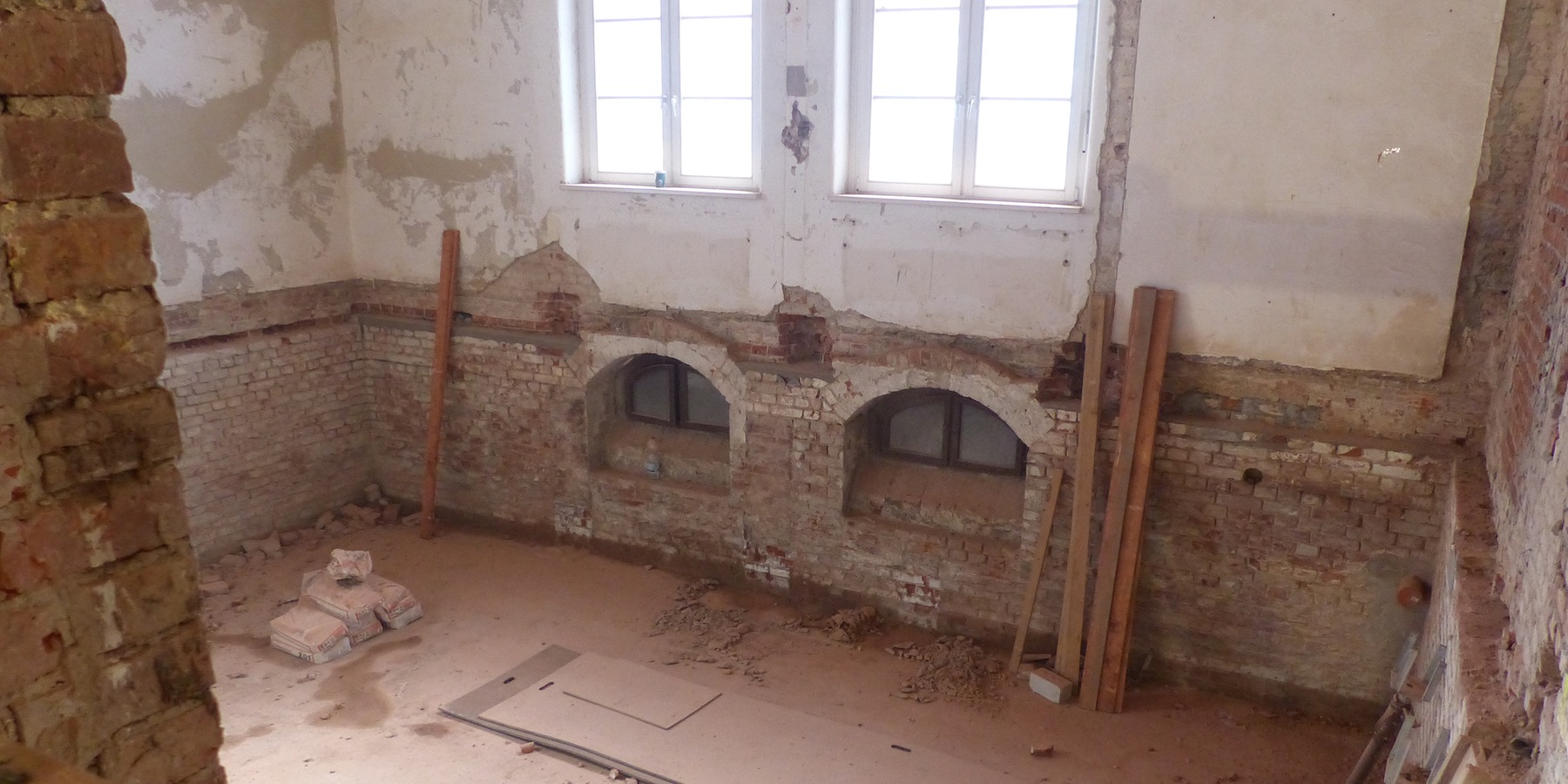 Bautenstand Juli 2026: Blick vom Erdgeschoss in das Kellergeschoss nach Ausbau der alten Geschossdecke © 2026 SBL Greifswald