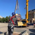 Mitarbeiter der Neumühler Bauhütte beim Befestigen die Mittelakroterie © 2026 SBL Schwerin