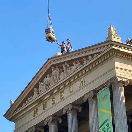 Die Mittelakroterie schwebt auf das Dach. © 2026 SBL Schwerin