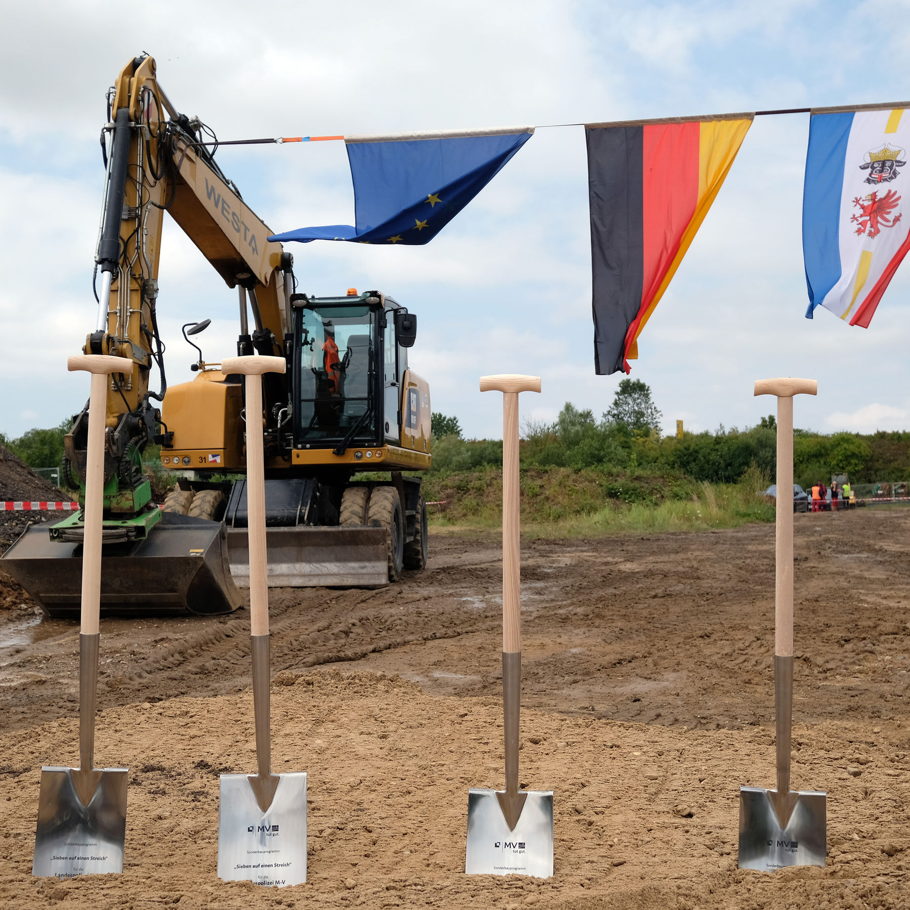 Die Spaten vor den Flaggen der EU, Deutschland und Mecklenburg-Vorpommern. © 2026 SBL Schwerin
