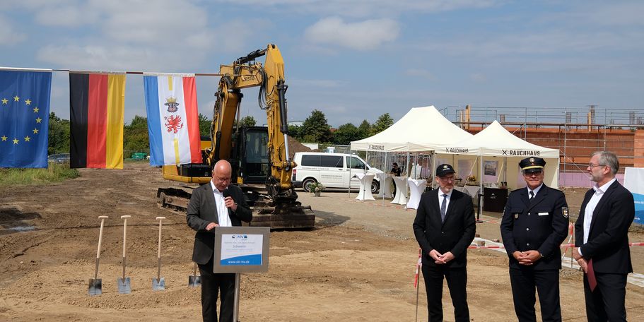 Amtsleiter des SBL Schwerins Herr Dr. Werner bei der Begrüßung © 2026 SBL Schwerin
