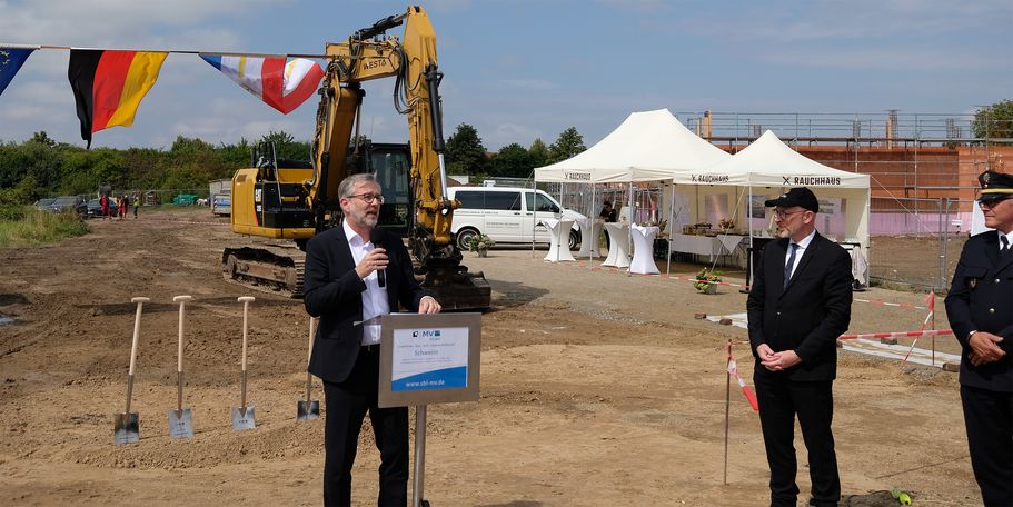 Finanzminister Herr Dr. Geue bei seinem Grußwort © 2026 SBL Schwerin