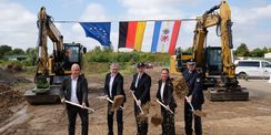 Der symbolische Spatenstich ist vollbracht. v.l.n.r. Amtsleiter SBL Herr Dr. Werner, Finanzminister Herr Dr. Geue, Innenminister Herr Pegel, Projektleiterin SBL Frau Rohatzsch, Inspekteur der Landespolizei Herr Müller © 2026 SBL Schwerin
