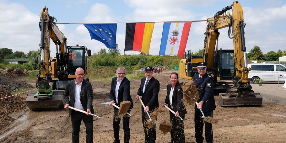 Der symbolische Spatenstich ist vollbracht. v.l.n.r. Amtsleiter SBL Herr Dr. Werner, Finanzminister Herr Dr. Geue, Innenminister Herr Pegel, Projektleiterin SBL Frau Rohatzsch, Inspekteur der Landespolizei Herr Müller © 2026 SBL Schwerin