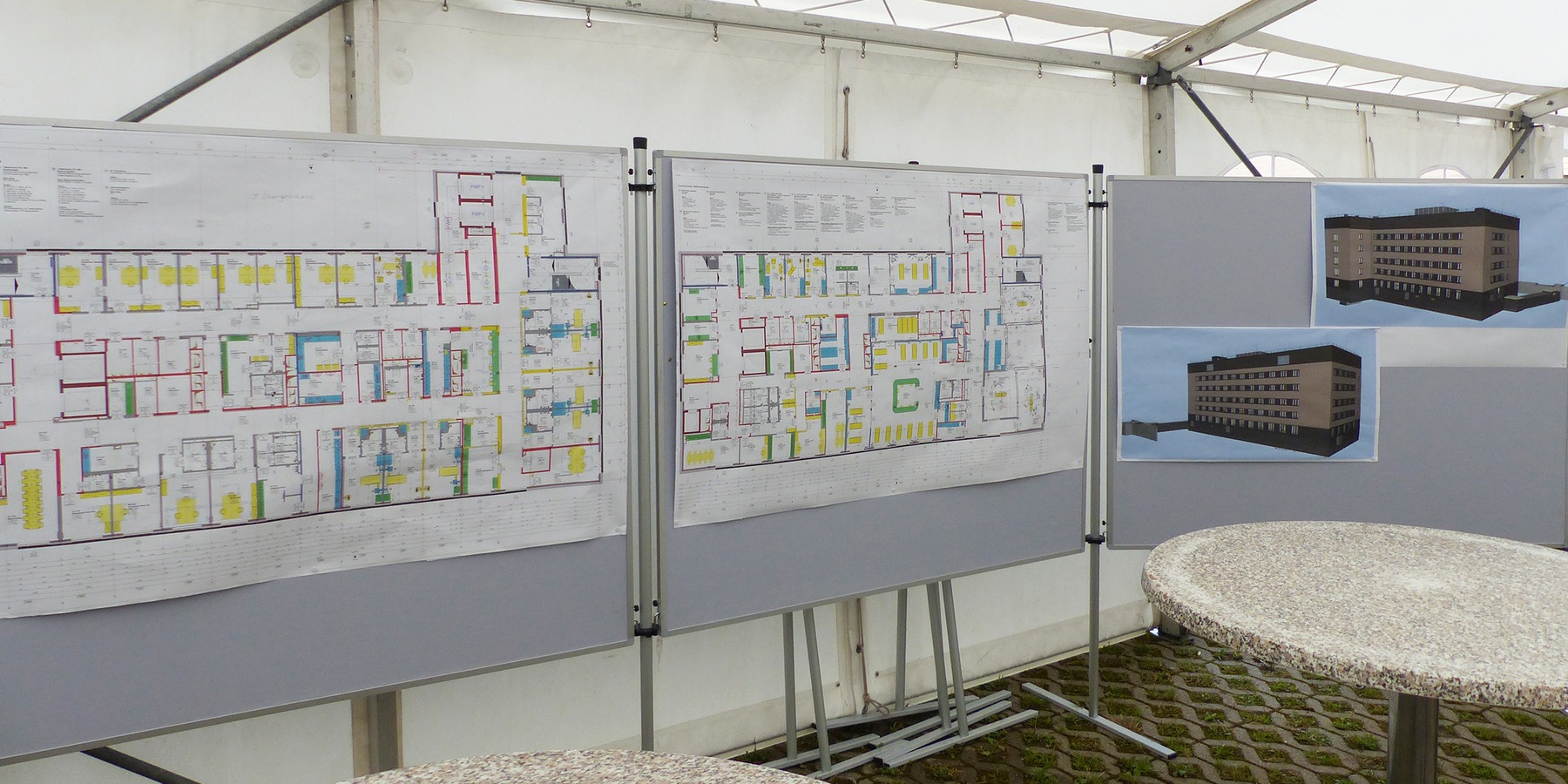 Anhand ausgestellter Baupläne konnten die Gäste Informationen und Einblicke zum Bauvorhaben gewinnen © 2026 SBL Greifswald