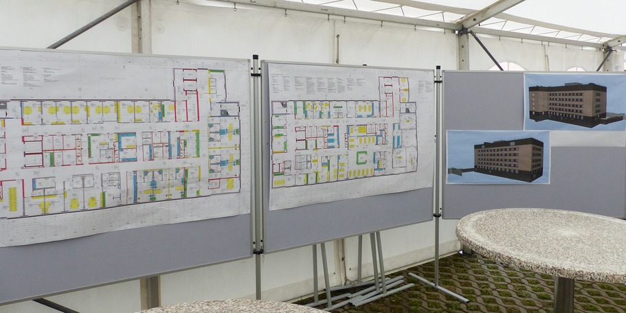 Anhand ausgestellter Baupläne konnten die Gäste Informationen und Einblicke zum Bauvorhaben gewinnen © 2026 SBL Greifswald