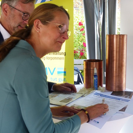 Finanzminister Dr. Heiko Geue und Wissenschaftsministerin Bettina Martin unterzeichnen die Urkunde zur Grundsteinlegung © 2026 SBL Greifswald