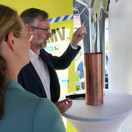 Die Kartusche wird befüllt - Finanzminister Dr. Heiko Geue und Wissenschaftsministerin Bettina Martin © 2026 SBL Greifswald