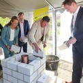 Die letzte Steinschicht wird gemauert, v.l.n.r.: Wissenschaftsministerin Bettina Martin, Finanzminister Dr. Heiko Geue, Landtagsmitglied Marcel Falk und Klinikleiter Prof. Dr. Dr. Adrian Schwarzer © 2026 SBL Greifswald