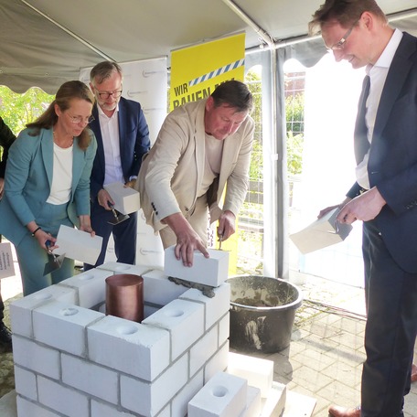 Die letzte Steinschicht wird gemauert, v.l.n.r.: Wissenschaftsministerin Bettina Martin, Finanzminister Dr. Heiko Geue, Landtagsmitglied Marcel Falk und Klinikleiter Prof. Dr. Dr. Adrian Schwarzer © 2026 SBL Greifswald