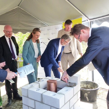 Die letzte Steinschicht wird gemauert, v.l.n.r.: Innenminister Christian Pegel, Wissenschaftsministerin Bettina Martin, Finanzminister Dr. Heiko Geue, Landtagsmitglied Marcel Falk und Klinikleiter Prof. Dr. Dr. Adrian Schwarzer © 2026 SBL Greifswald
