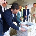 Die letzte Steinschicht wird gemauert, v.l.n.r.: Klinikleiter Prof. Dr. Dr. Adrian Schwarzer (im Hintergrund), Stellv. Ärztlicher Vorstand Prof. Dr. med. Stephan Kersting, Wissenschaftsministerin Bettina Martin, Finanzminister Dr. Heiko Geue, Landtagsmitg © 2026 SBL Greifswald