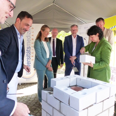 Die letzte Schicht wird gemauert - Jana Luntz, Pflegevorständin der UMG, setzt den letzten Stein © 2026 SBL Greifswald