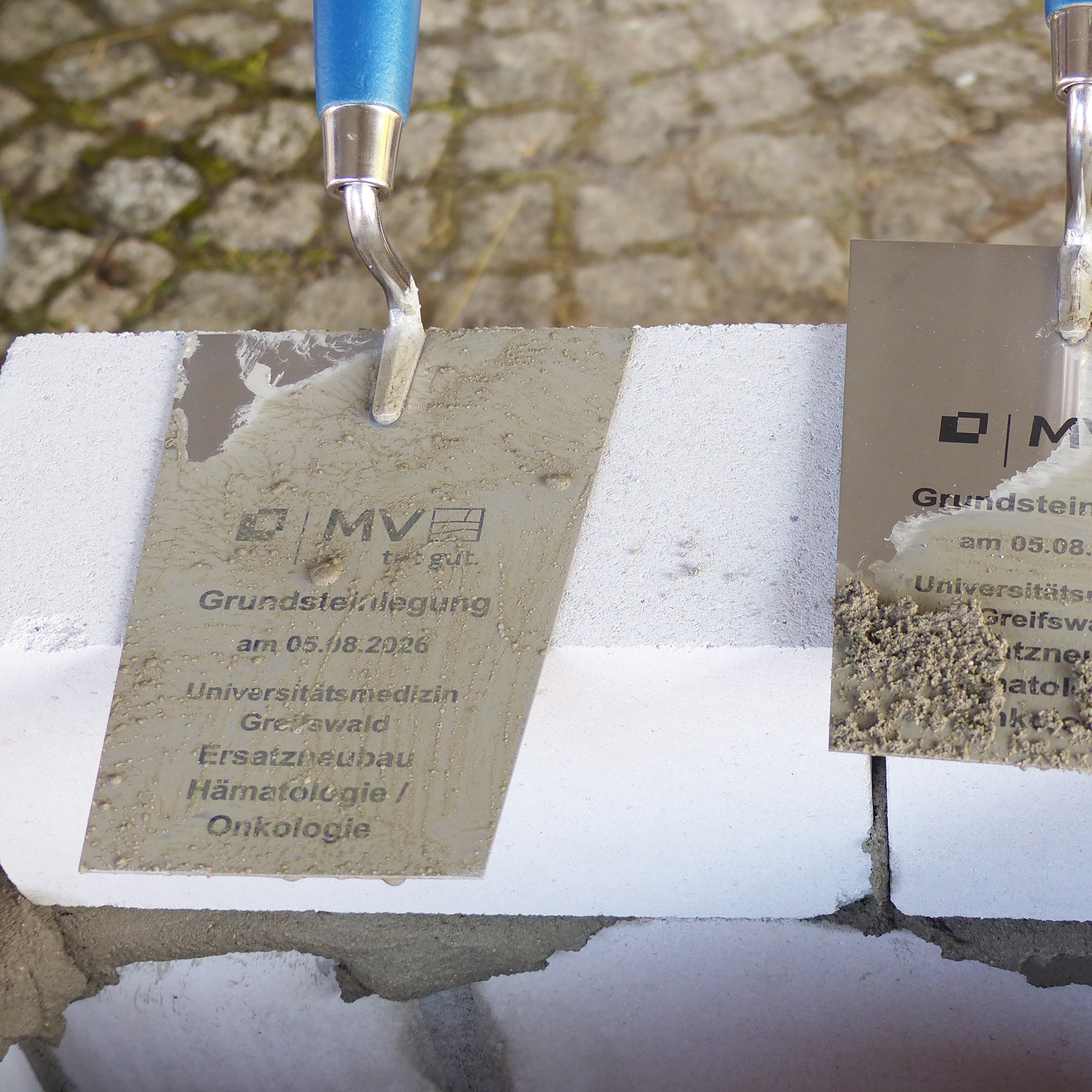 Der Grundstein ist gesetzt, die Kartusche versenkt - ein wichtiger Meilenstein beim Bau des neuen Klinikgebäudes ist erreicht © 2026 SBL Greifswald