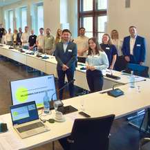 Analog und digital: Die angehenden Führungskräfte trafen sich im Schloß Schwerin - einige waren per Video zugeschaltet. © 2026 Christian Hoffmann (SBL-MV / Ministerium für Finanzen und Digitalisierung MV)