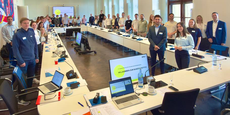 Analog und digital: Die angehenden Führungskräfte trafen sich im Schloß Schwerin - einige waren per Video zugeschaltet. © 2026 Christian Hoffmann (SBL-MV / Ministerium für Finanzen und Digitalisierung MV)