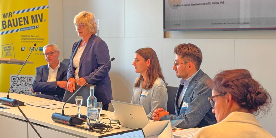 Herzlich Willkommen! Dr. Carola Voß begrüßt als Staatssekretärin im Ministerium für Finanzen und Digitalisierung MV die Teilnehmenden des Netzwerktreffens im Schweriner Schloss. © 2026 Christian Hoffmann (SBL-MV / Ministerium für Finanzen und Digitalisierung MV)