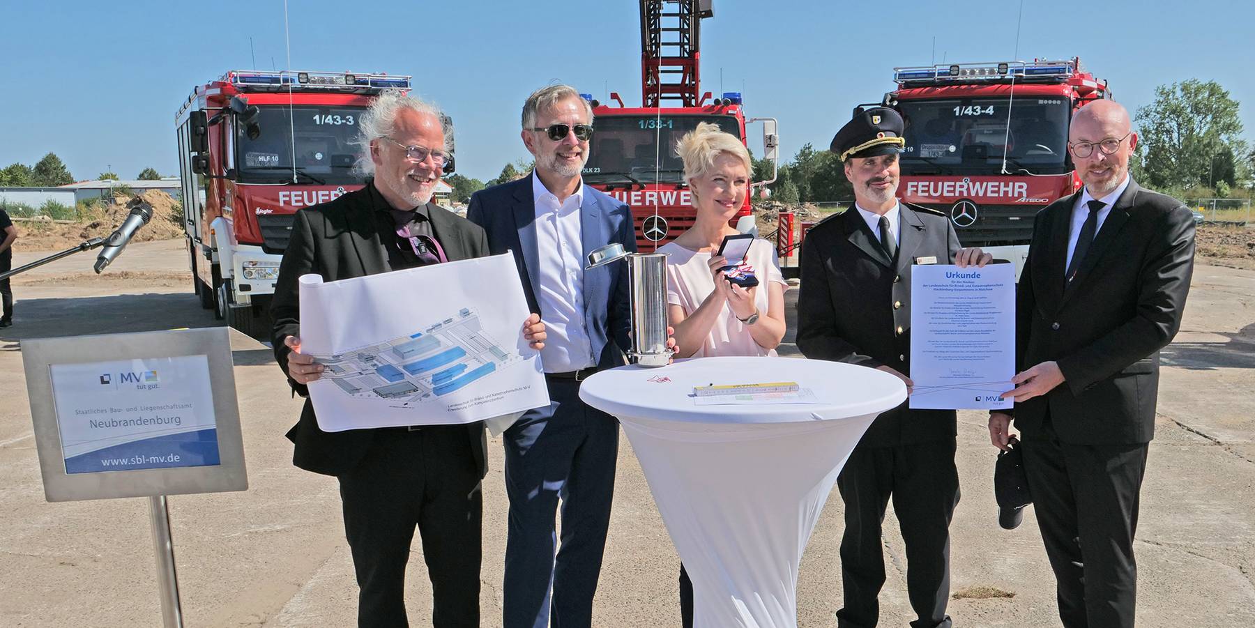 von links: Leiter des SBL Neubrandenburg Baudirektor Jens Rott, Minister für Finanzen und Digitalisierung Dr. Heiko Geue, Ministerpräsidentin des Landes Mecklenburg-Vorpommern Manuela Schwesig, Schulleiter Branddirektor Johannes Schuldt und Innenminister © 2026 SBL Neubrandenburg