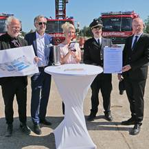 von links: Leiter des SBL Neubrandenburg Baudirektor Jens Rott, Minister für Finanzen und Digitalisierung Dr. Heiko Geue, Ministerpräsidentin des Landes Mecklenburg-Vorpommern Manuela Schwesig, Schulleiter Branddirektor Johannes Schuldt und Innenminister © 2026 SBL Neubrandenburg