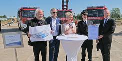 von links: Leiter des SBL Neubrandenburg Baudirektor Jens Rott, Minister für Finanzen und Digitalisierung Dr. Heiko Geue, Ministerpräsidentin des Landes Mecklenburg-Vorpommern Manuela Schwesig, Schulleiter Branddirektor Johannes Schuldt und Innenminister © 2026 SBL Neubrandenburg