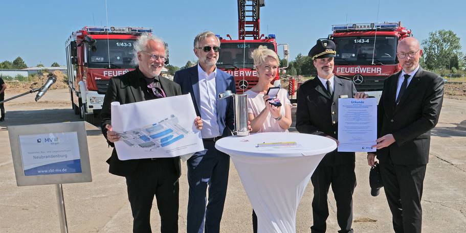 von links: Leiter des SBL Neubrandenburg Baudirektor Jens Rott, Minister für Finanzen und Digitalisierung Dr. Heiko Geue, Ministerpräsidentin des Landes Mecklenburg-Vorpommern Manuela Schwesig, Schulleiter Branddirektor Johannes Schuldt und Innenminister © 2026 SBL Neubrandenburg