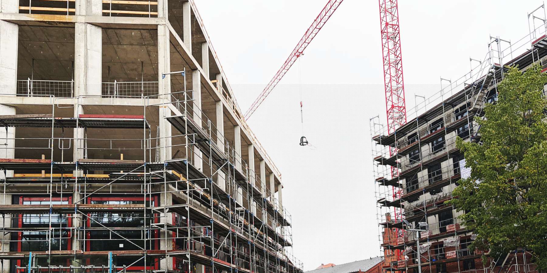 Der Rohbau für den Neubau Bereichsbibliothek mit Seminarzentrum steht. Die Richtkrone schwebt ein. © 2026 SBL Rostock