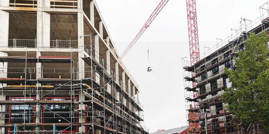 Der Rohbau für den Neubau Bereichsbibliothek mit Seminarzentrum steht. Die Richtkrone schwebt ein. © 2026 SBL Rostock