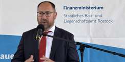 Grußwort des Bildungsstaatssekretärs Herrn Tom Michael Scheidung. © 2026 SBL Rostock