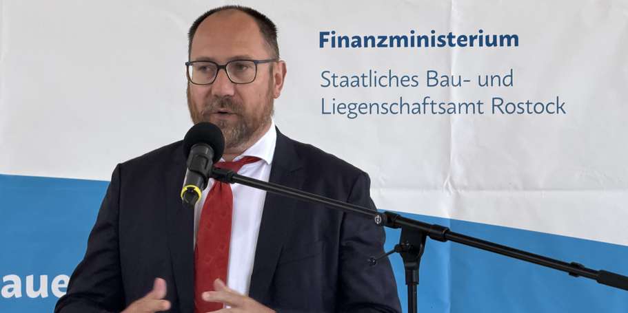 Grußwort des Bildungsstaatssekretärs Herrn Tom Michael Scheidung. © 2026 SBL Rostock