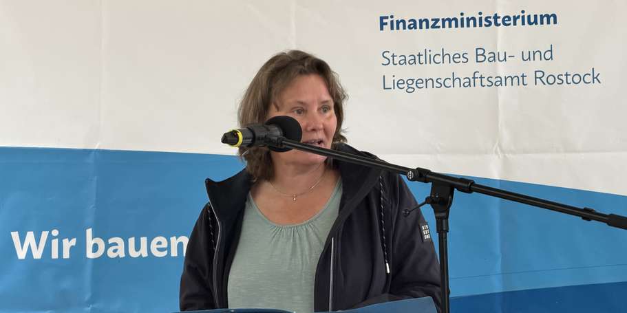 Grußwort der stellvertretenden Bibliotheksdirektorin Frau Martina Paape. © 2026 SBL Rostock