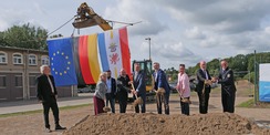 Der erste Spatenstich für den Polizeineubau in Ueckermünde (von links): Baudirektor Jens Rott (SBL NB), Anja Haroske (MHB Architekten), Dolama Alghabra (Projektleiter SBL NB), Andre Stegemann (Revierleiter UEM), Patrick Dahlemann, Dr. Heiko Geue (Minister © 2026 SBL Neubrandenburg